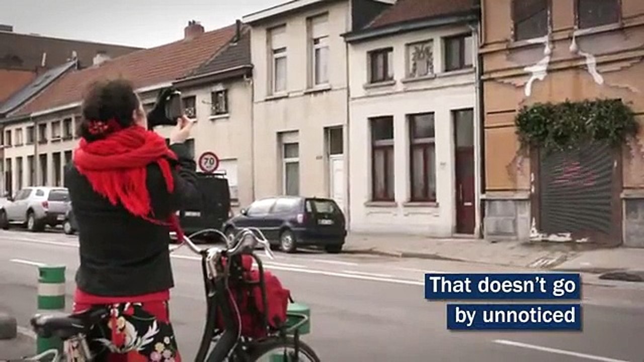 Axa - banque assurance, "Prêt pour rénovation immobilière Axa Renovation, Weeping house" - mars 2012 - Maison qui pleure