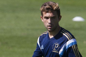 Allione limpa marcação e faz golaço de fora da área