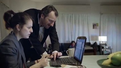 Axa - banque assurance, "Protection Familiale Intégrale" - avril 2013 - une mère de famille achète des armes