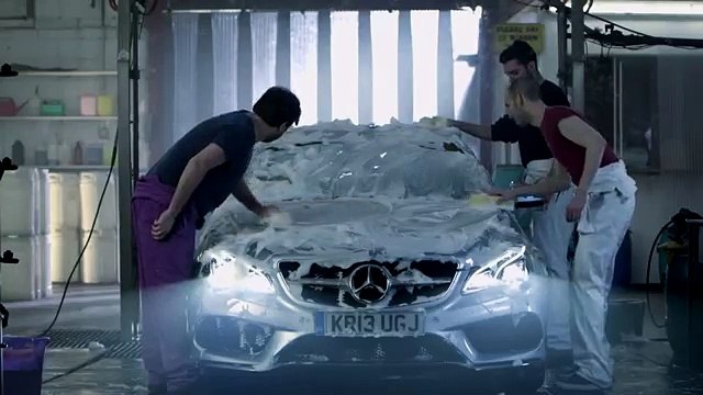 Fallon London pour Cadbury (Mondelez) - chocolat Cadbury Dairy Milk, Kelly Brook unleashes her inner disco diva - janvier 2014