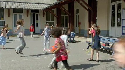 Kinder, Secours Populaire - organisation charitative, "1 enfant sur 3 ne part pas en vacances" - mai 2011