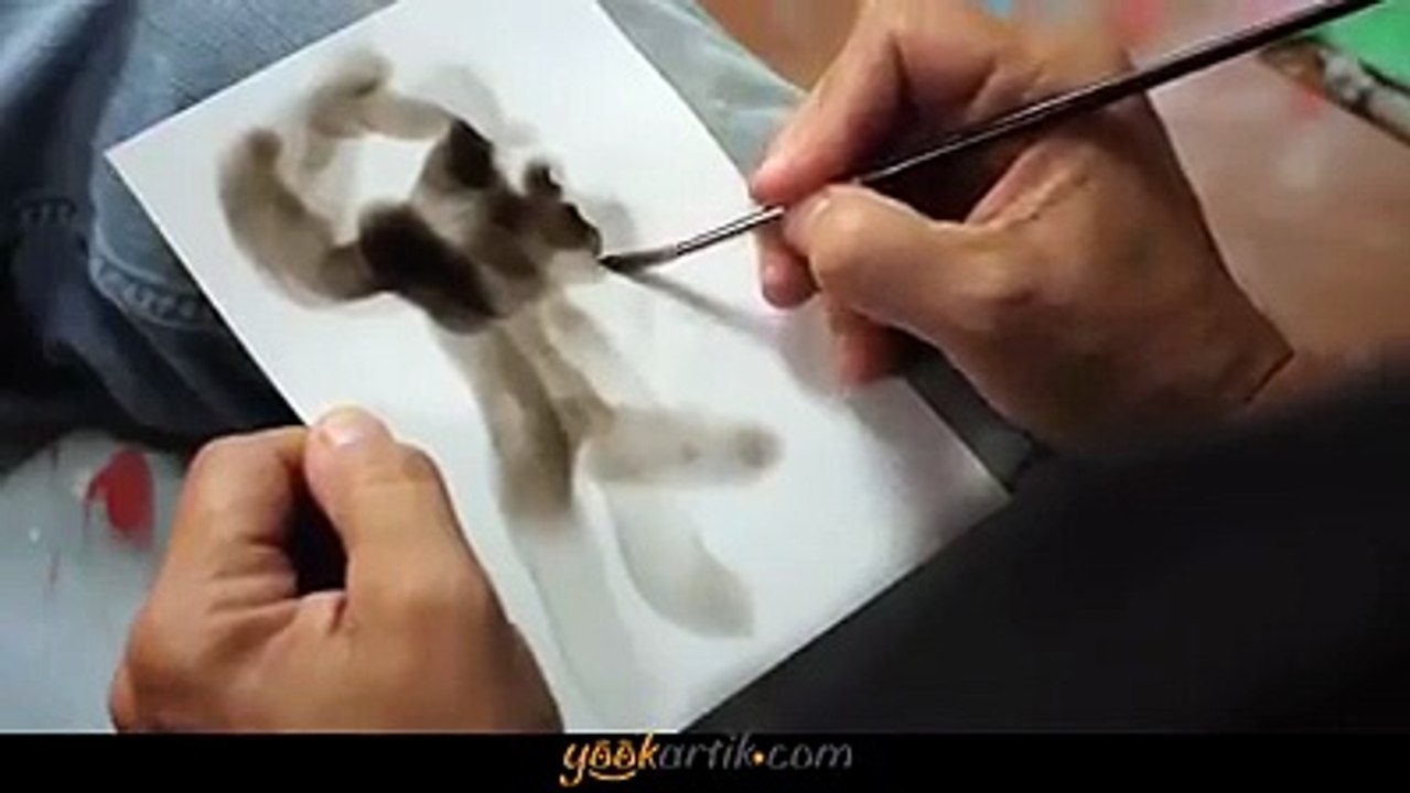 Resmen çakmak ile sanat yapmış. Çakmak ile resim yapan adam.