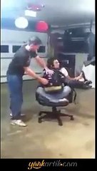 Sandalyede dönen adam. Yorumsuz :)