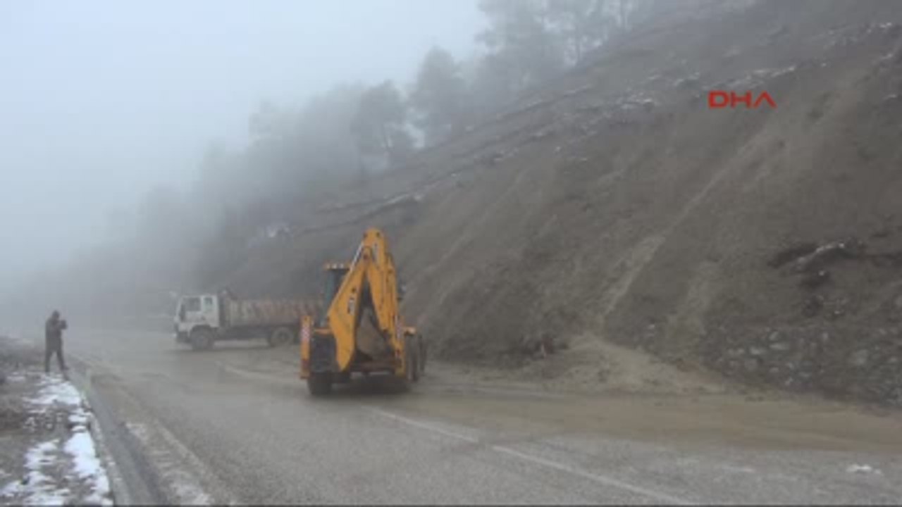 Denizli Karayolunda Heyelan Meydana Geldi