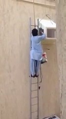 Ouvrier travaille sur une très grand échelle