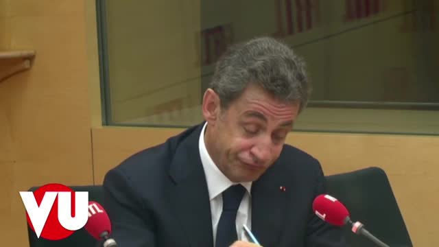 Nicolas Sarkozy oublie qu'il est filmé à la radio