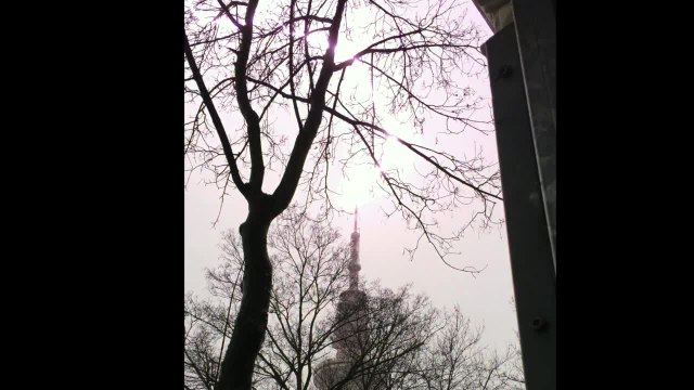 Massive lightning bolt strikes TV tower