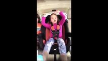 Une maman filme ses enfants et conduit