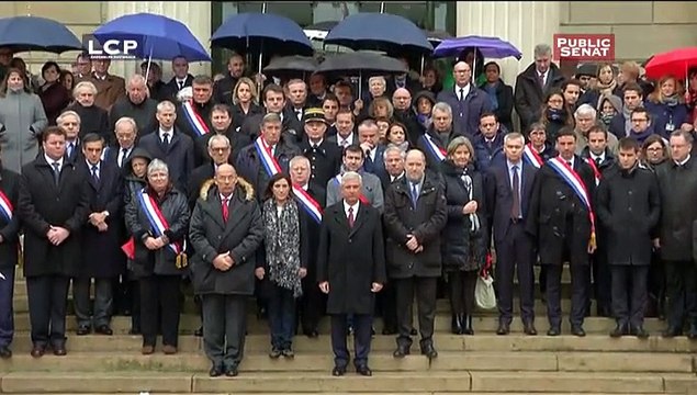 Charlie Hebdo : minute de silence devant l'Assemblée Nationale (LCP)