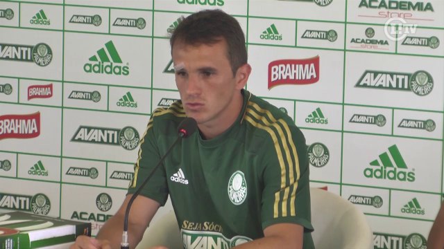 Lucas revela como é o relacionamento do técnico Oswaldo de Oliveira com o elenco