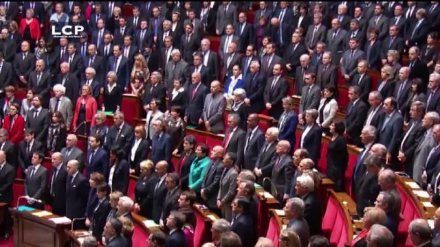 Les députés chantent la Marseillaise dans l'Assemblée nationale en hommage aux victimes des attentats