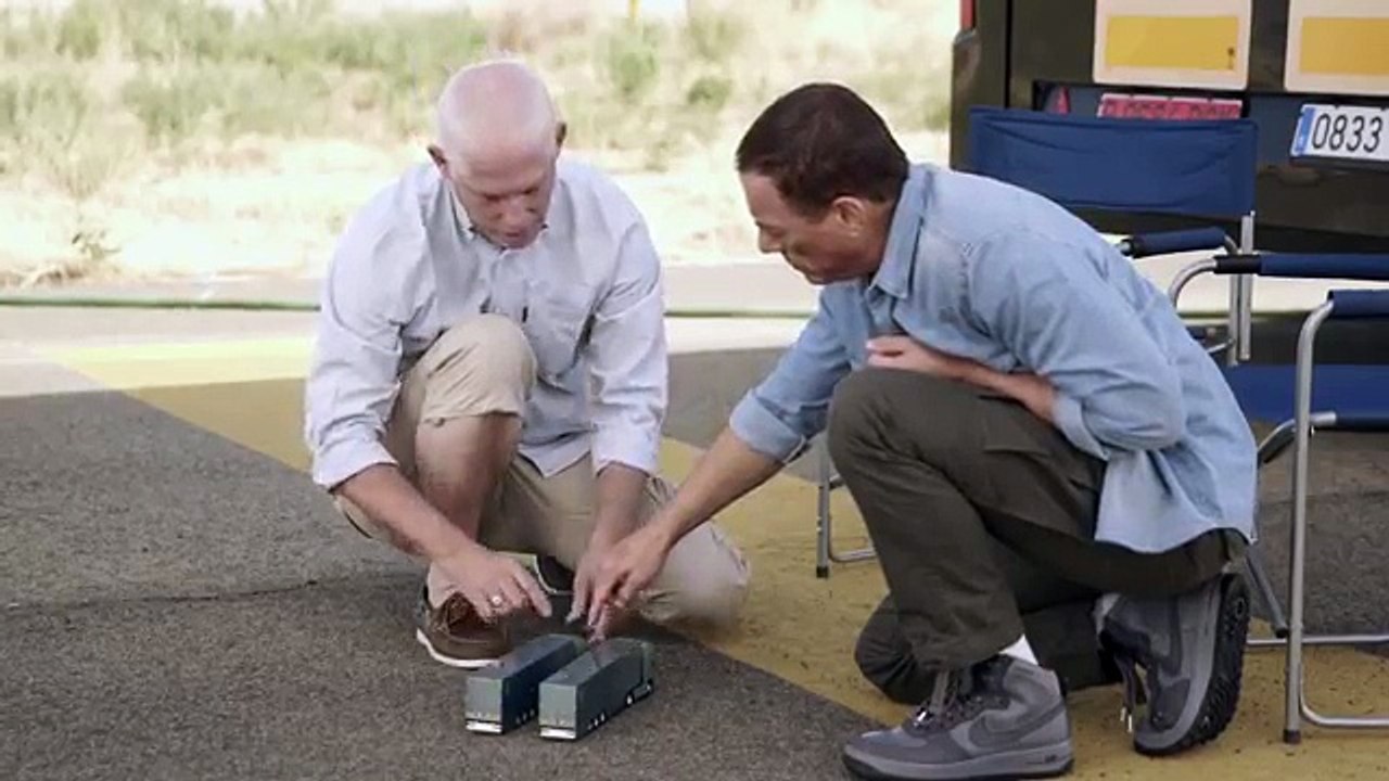 Forsman & Bodenfors pour Volvo (Ford Motor Company) - camions Volvo Trucks, "The Epic Split, avec JCVD" - novembre 2013 - teaser