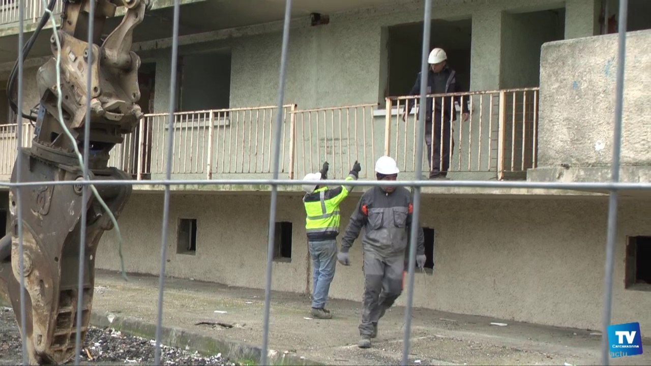 Rénovation du quartier d'Ozanam. Le bâtiment Cabardès est en cours de démolition :