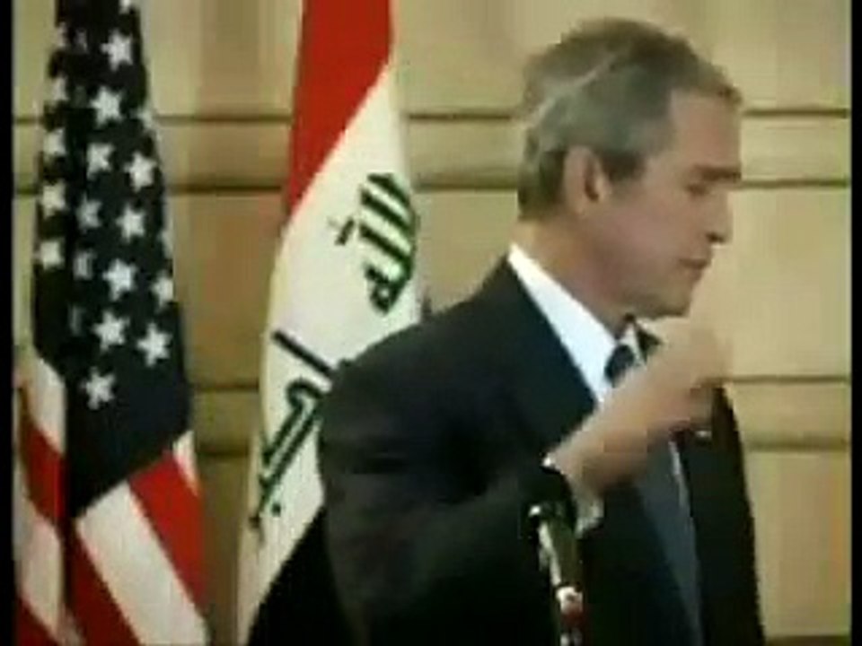 George Bush, en Irak, évitant le jet de chaussures d'un journaliste irakien