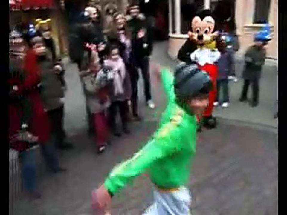 Disneyland Paris - parc d'attractions, La Fête Magique de Mickey - février 2009 - "Mickey Breakdance"