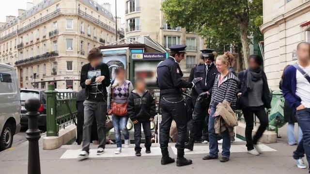 La Redoute - vêtements et accessoires - octobre 2010 - Police nationale du style , JF rayures, 30s