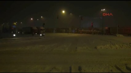 Afyonkarahisar'daki Kar Yağışına Sevinenler Kardan Gelin Yaptı