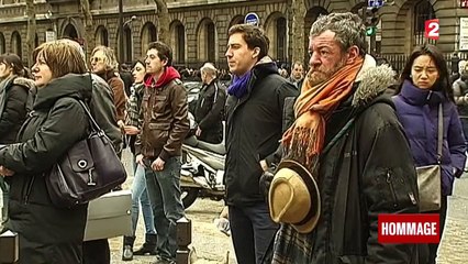 Des centaines d'anonymes saluent la mémoire des policiers