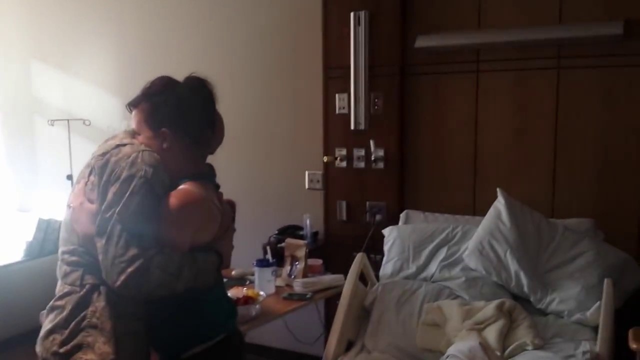 Ce soldat fait la surprise de sa vie à sa femme qui vient d'accoucher