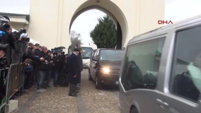 Paris'teki Saldırıda Öldürülen Müslüman Polis Memuru Toprağa Verildi