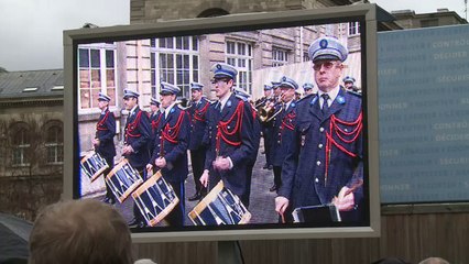 França dá adeus a policiais mortos