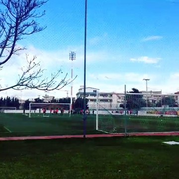 Δύσκολες καιρικές συνθήκες στην προπόνηση του Ολυμπιακού στο Ρέντη