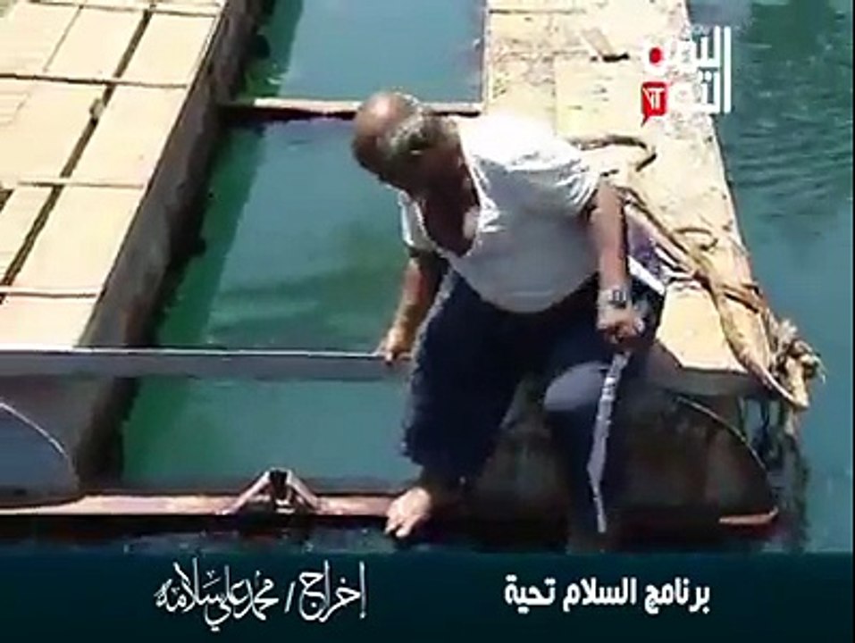 يمني جسمه غير قابل للغرق.. يطفو على سطح الماء كقطعة فلين. سبحان الله