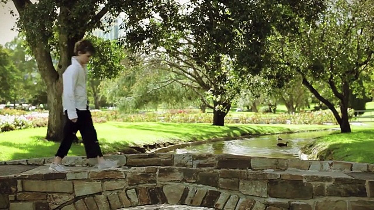 Court métrage : Un enfant victime de moqueries à cause de ses chaussures trouées