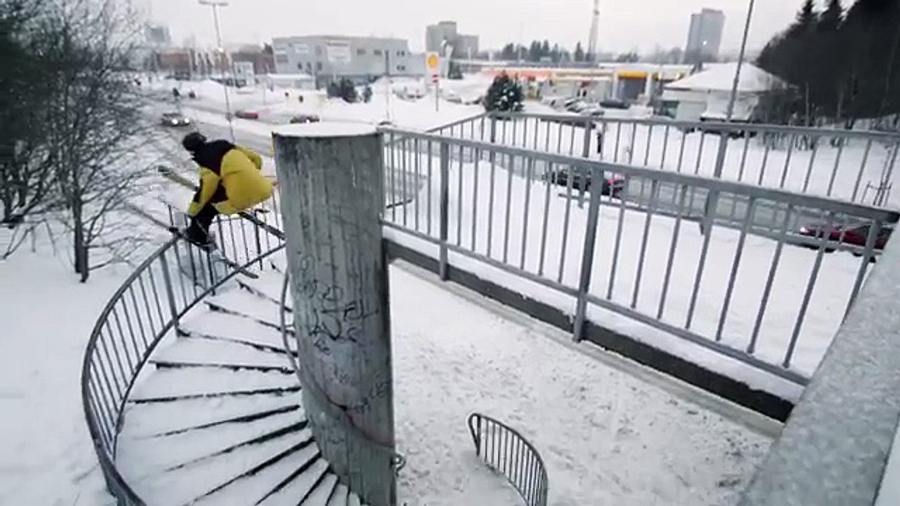Descendre un escalier enneigé avec ses skis, c'est possible, et avec classe !