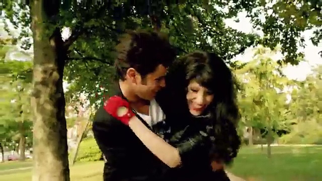 Orangina (Orangina Schweppes) - soda, "L'ours serial plaqueur" - octobre 2011 - L'ours vs le couple de faux rockeurs