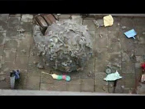 Procter & Gamble - Swiffer - août 2009 - Dust ball , Dites adieu à la poussière