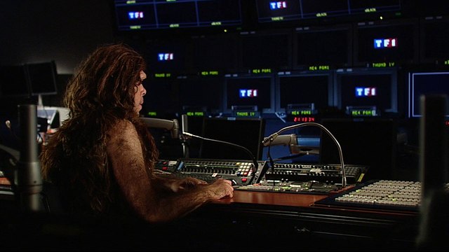Pages Jaunes - renseignements téléphoniques - juin 2009 - ça vous réussit , teaser du cro-magnon dans les coulisses de TF1