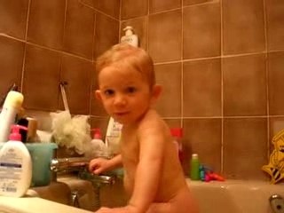 Clément discute dans le bain