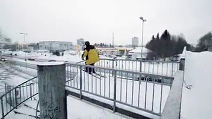 Deux skieurs descendent un escalier en colimaçon avec classe