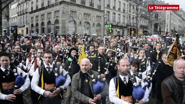 Quimper. L'hommage des sonneurs à Erwan Ropars