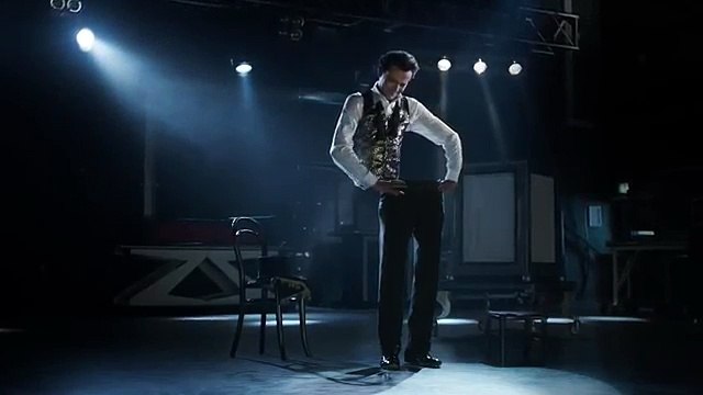 Ogilvy & Mather Londres pour Expedia - agence de voyages Expedia.fr, «Devenez aussi intéressant que vos voyages» - juin 2014 - magicien