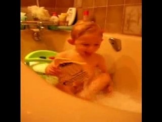 Clément joue dans le bain