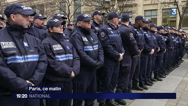 Plusieurs centaines d'anonymes ont rendu hommage aux trois policiers assassinés