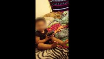 Un bébé s'amuse avec un pistolet