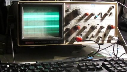 Un informaticien joue à Quake sur un oscilloscope