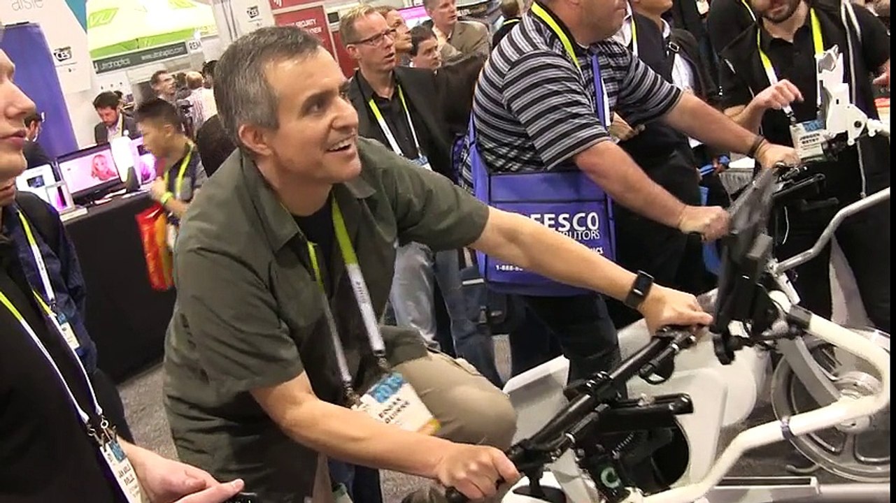 Vidéo d'un vélo d'appartement a mi-chemin avec le jeu vidéo