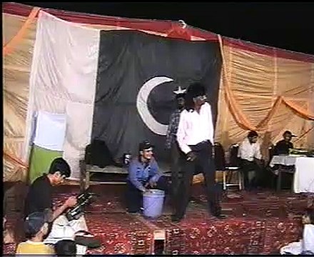 A Pakistani man drinks 18 litter water then throws that out