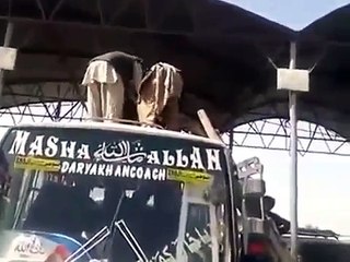 Pakistani Funny Video 2013 Donkey ko Chatt par charhane ki video