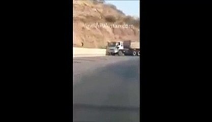 Pakistani Brave Men Stop a Brake Failed 22 Wheeler Truck ion