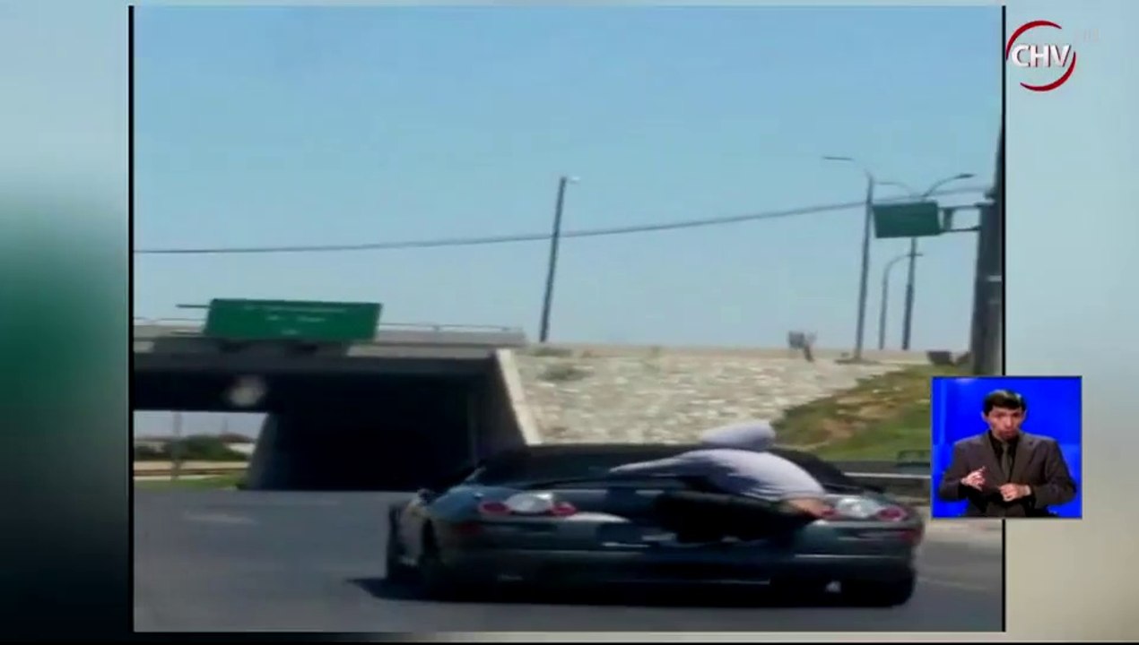 Joven viaja afirmado en la parte de atrás de un deportivo por Santiago - CHV Noticias