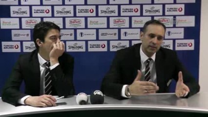 Banvit Başantrenörü Lukıc ve Dinamo Sassari Başantrenörü Sacchetti