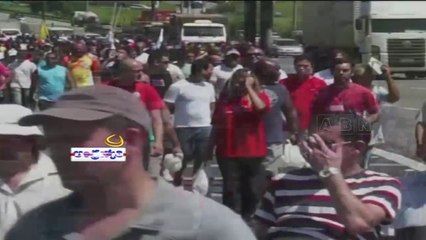 Brazil auto workers march on highway to protest layoffs (14-01-2015)