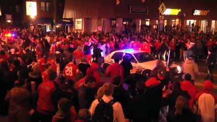 La police asperge une foule de Fans de Football américain avec des gaz lacrymogènes