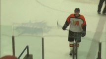 Un joueur de Hockey sur glace s'éclate avec son propre bâton de Hockey!
