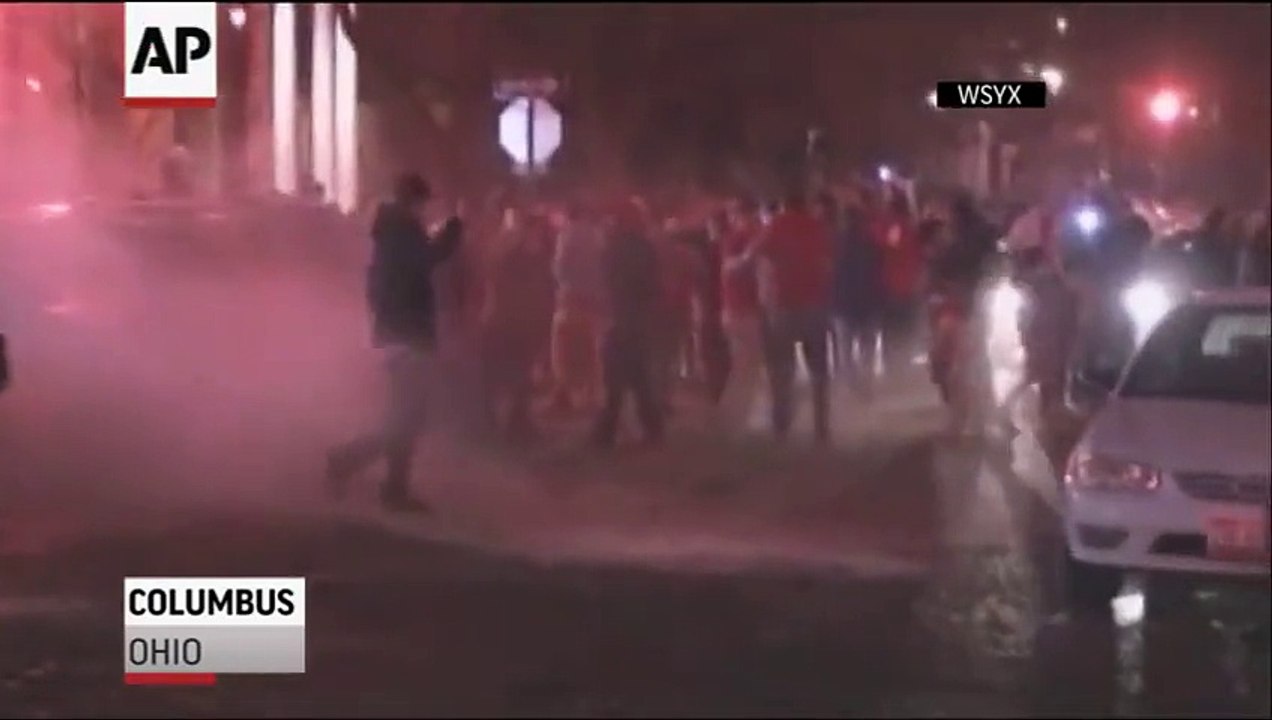 Des fans de football américain deviennent fou et la police les disperse à coup de grenade lacrymogène! OHIO STATE